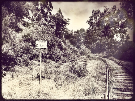 Schild für Geschwindigkeitsbegrenzung, Eisenbahnlinie, bei Kandy, Sri Lanka - DRF000430