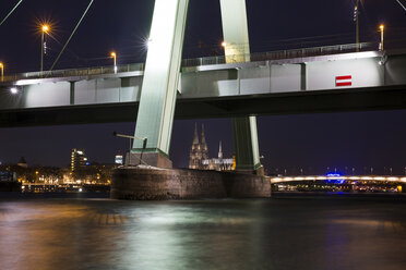 Deutschland, Nordrhein-Westfalen, Köln, Severinsbrücke und Kölner Dom bei Nacht - JATF000559