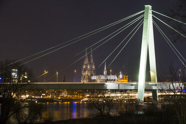 Deutschland, Nordrhein-Westfalen, Köln, Severinsbrücke und Kölner Dom bei Nacht - JATF000558