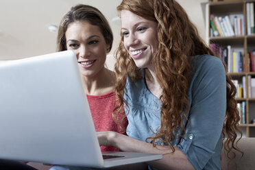 Two women using laptop at home - RBF001598