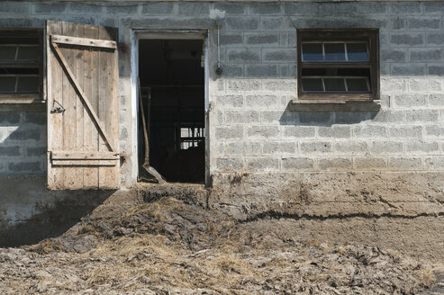 Germany, Bavaria, Toelzer Land, Farm with view into cowshed - CR002563