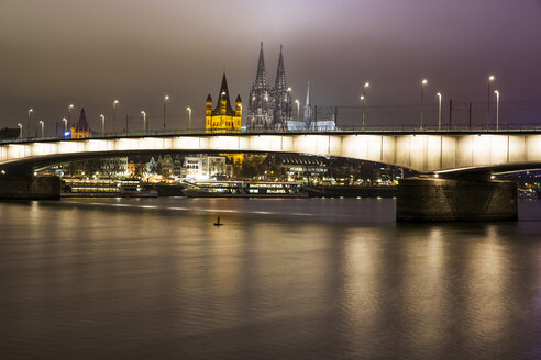 Deutschland, Nordrhein-Westfalen, Köln, Blick auf Deutzer Brücke, Groß St. Martin und Kölner Dom bei Nacht - JATF000570