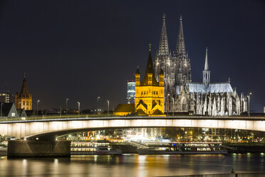 Deutschland, Nordrhein-Westfalen, Köln, Blick auf Deutzer Brücke, Groß St. Martin und Kölner Dom bei Nacht - JATF000571