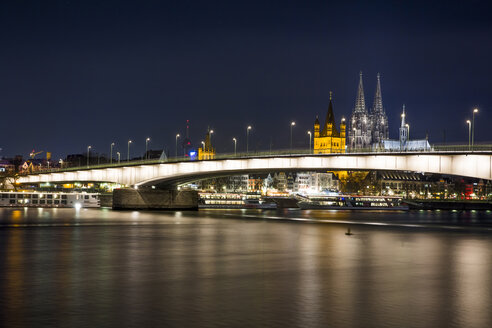 Deutschland, Nordrhein-Westfalen, Köln, Blick auf Deutzer Brücke, Groß St. Martin und Kölner Dom bei Nacht - JATF000572