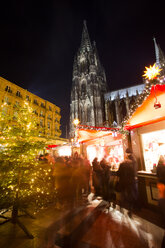 Germany, North Rhine-Westphalia, Cologne, Christmas market at Cologne Cathedral by night - JAT000575