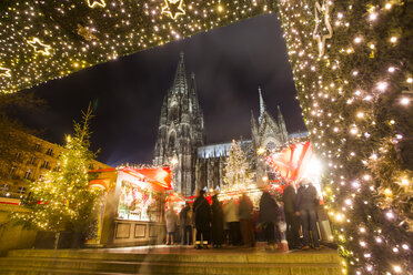 Germany, North Rhine-Westphalia, Cologne, Christmas market at Cologne Cathedral by night - JAT000576