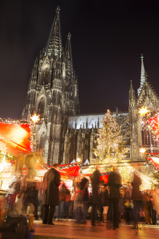 Deutschland, Nordrhein-Westfalen, Köln, Weihnachtsmarkt am Kölner Dom bei Nacht, lizenzfreies Stockfoto