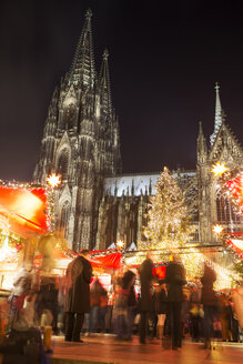 Deutschland, Nordrhein-Westfalen, Köln, Weihnachtsmarkt am Kölner Dom bei Nacht - JAT000577