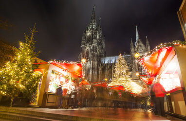 Germany, North Rhine-Westphalia, Cologne, Christmas market at Cologne Cathedral by night - JAT000578