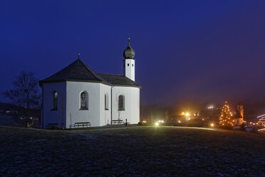 Österreich, Tirol, Achenkirch, Blick auf die Kirche St. Anna und den beleuchteten Weihnachtsbaum bei Nacht - GFF000402