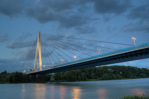 Deutschland, Rheinland-Pfalz, Neuwied, Raiffeisenbrücke am Abend, lizenzfreies Stockfoto