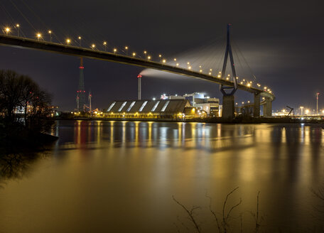 Deutschland, Hamburg, Koehlbrandbruecke ueber Koehlebrand bei Nacht - TIF000004