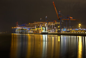 Deutschland, Hamburg, Containerhafen Burchardkai bei Nacht - TI000001