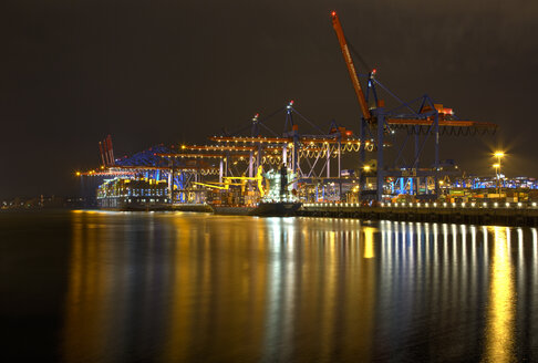 Deutschland, Hamburg, Containerhafen Burchardkai bei Nacht - TI000001