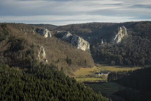 Deutschland, Baden Württemberg, Blick über das Obere Donautal zum Schloss Bronnen - ELF000803