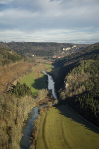 Deutschland, Baden Württemberg, Blick über das obere Donautal nach Beuron - ELF000800