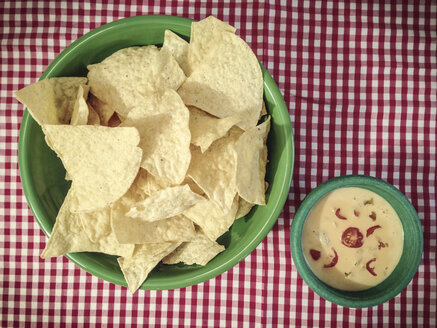 Tortilla-Nachos mit Salsa con Queso, einem Salsa-Käse-Dip - ABAF001164