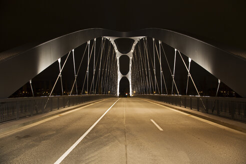 Deutschland, Hessen, Frankfurt, Osthafenbrücke bei Nacht - TI000007