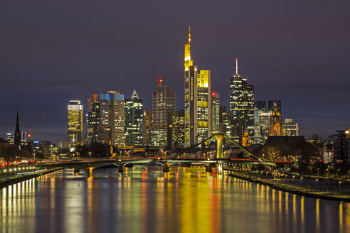 Deutschland, Hessen, Frankfurt, Bankenviertel, Skyline mit Ignatz-Bubis-Brücke bei Nacht - TIF000005