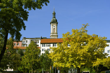 Germany, Upper Bavaria, Traunstein, parish church Saint Oswald from Karl-Theodor-Platz - LB000506