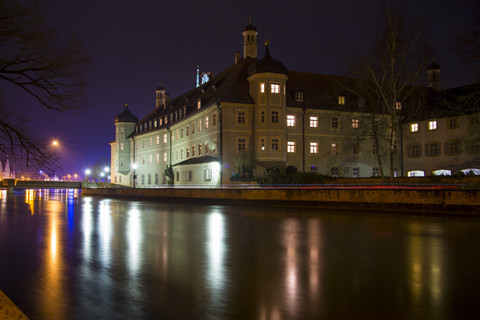 Deutschland, Bayern, Landshut, Heilig-Geist-Spital bei Nacht, lizenzfreies Stockfoto