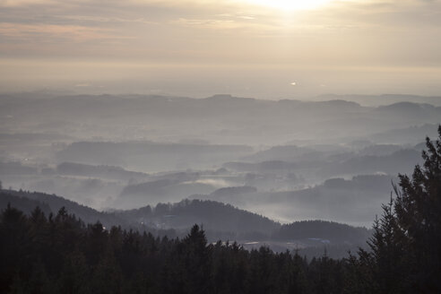 Deutschland, Bayern, Sankt Englmar, Blick über den Bayerischen Wald - SBDF000434