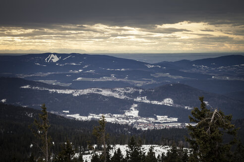 Deutschland, Bayern, Blick vom Großen Arber über den Bayerischen Wald - SBDF000446