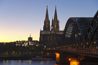 Deutschland, Nordrhein-Westfalen, Köln, Blick auf den Kölner Dom und das Museum Ludwig in der Abenddämmerung - WGF000206