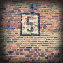 Nummer 5 - alte gemalte Nummer auf einer Mauer aus der Industriezeit, Berlin-Schöneweide, Deutschland. - ZMF000085