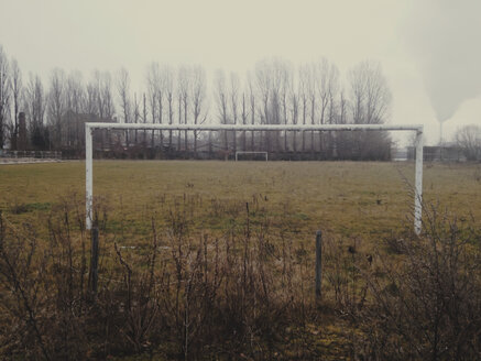 Verlassener Fußballplatz, Berlin Rummelsburg, Deutschland - ZMF000093