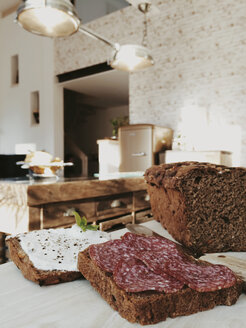 Selbstgebackenes Brot, Brot mit Salami und Hüttenkäse - FKF000344