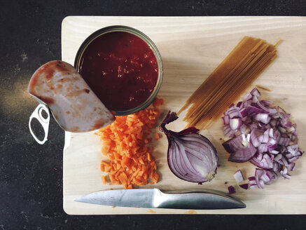 Zutaten für Nudelgericht, Zwiebeln, Spaghetti, Pinienkerne und Tomatensauce - FKF000352