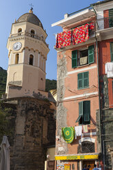 Italien, Cinque Terre, Blick auf Vernazza - AMF001623