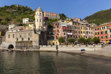 Italien, Cinque Terre, Hafen von Vernazza - AMF001625