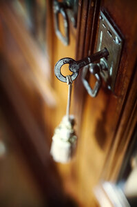 Türschloss und Schlüssel eines antiken Kleiderschranks - HOHF000354