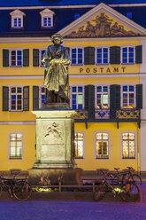 Deutschland, Nordrhein-Westfalen, Bonn, beleuchtetes Beethoven-Denkmal auf dem Münsterplatz in der Abenddämmerung - WDF002180
