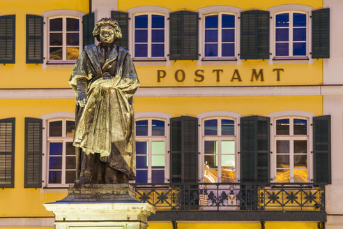 Deutschland, Nordrhein-Westfalen, Bonn, beleuchtetes Beethoven-Denkmal auf dem Münsterplatz in der Abenddämmerung - WDF002181