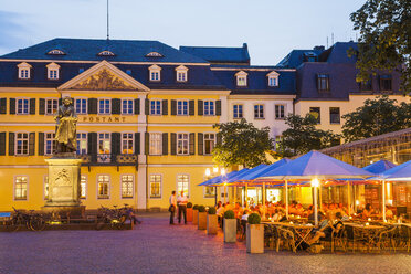 Germany, North Rhine-Westphalia, Bonn, view to Muensterplatz with street cafe at evening twilight - WD002193