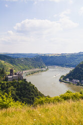 Deutschland, Rheinland-Pfalz, St. Goarshausen, Blick auf Burg Katz mit Rhein - WDF002170