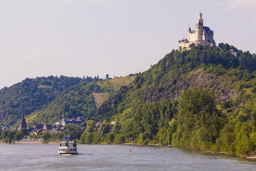 Deutschland, Rheinland-Pfalz, Oberes Mittelrheintal, Braubach, Blick auf Schloss Marksburg am Rhein und Ausflugsschiff - WD002166