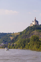 Deutschland, Rheinland-Pfalz, Oberes Mittelrheintal, Braubach, Blick auf Schloss Marksburg am Rhein und Ausflugsschiff - WD002165