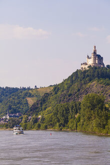 Deutschland, Rheinland-Pfalz, Oberes Mittelrheintal, Braubach, Blick auf Schloss Marksburg am Rhein und Ausflugsschiff - WD002165