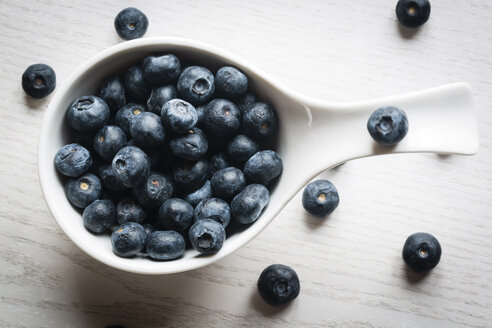 Schale mit Blaubeeren auf weißem Holztisch - SARF000192