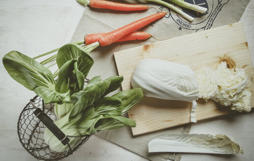 Zutaten für ein asiatisches Gemüsegericht (Karotten, Chinakohl, Pak Choi, Frühlingszwiebeln), Studio - SBDF000476