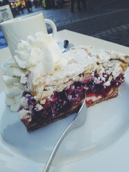 Tasse Kaffee und Kirschtorte mit Sahne, Bistro, Deutschland - CSF020661