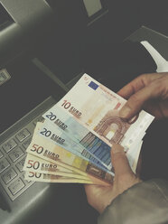 Geld abheben am Geldautomaten, Deutschland - CSF020630