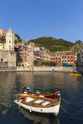 Italien, Ligurien, Cinque Terre, Hafen des Fischerdorfes Vernazza - AM001649