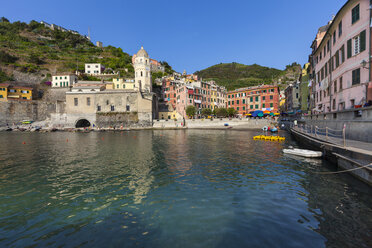 Italien, Ligurien, Cinque Terre, Hafen des Fischerdorfes Vernazza - AMF001650