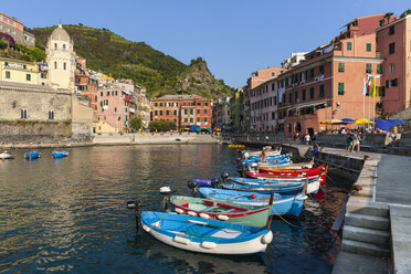 Italien, Ligurien, Cinque Terre, Hafen des Fischerdorfes Vernazza - AMF001651