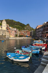 Italien, Ligurien, Cinque Terre, Hafen des Fischerdorfes Vernazza - AMF001653